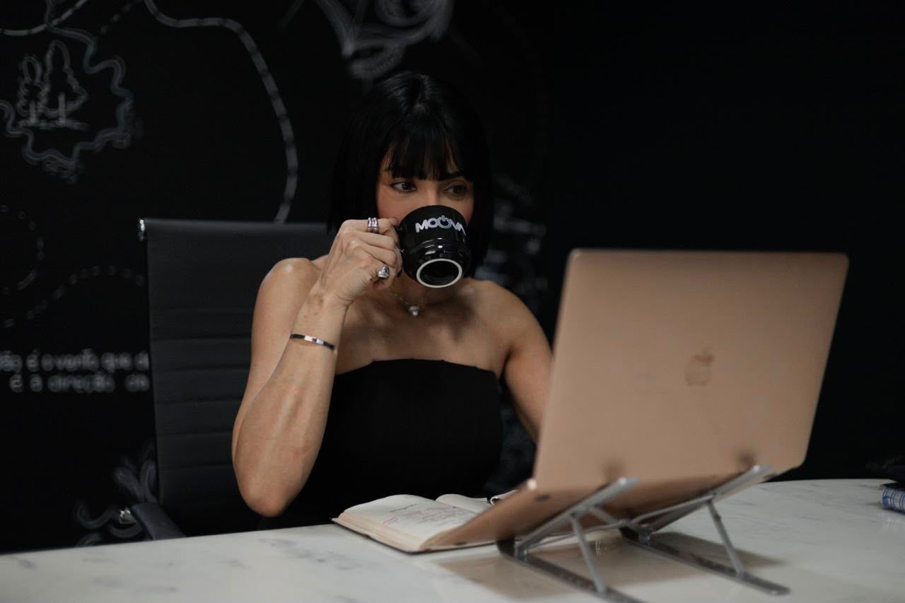 Mulher bebendo MOOVA durante o trabalho